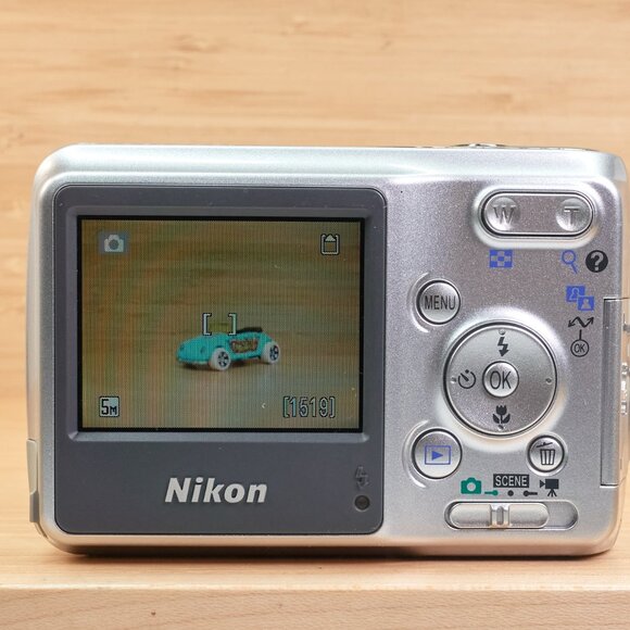 Nikon Coolpix L3 Digital Camera / 5.1MP / 3× Zoom / Silver / Tested - Picture 4 of 7